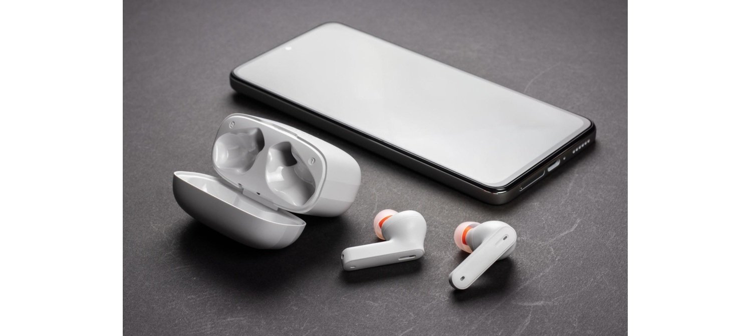 Wireless earbuds, charging case, smartphone, and replacement ear tips
